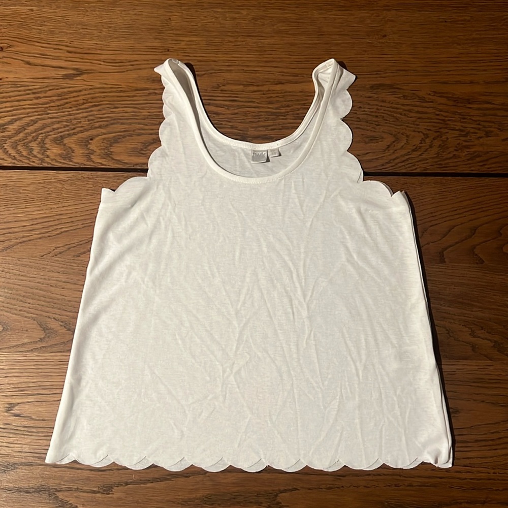 Simon’s white tank top